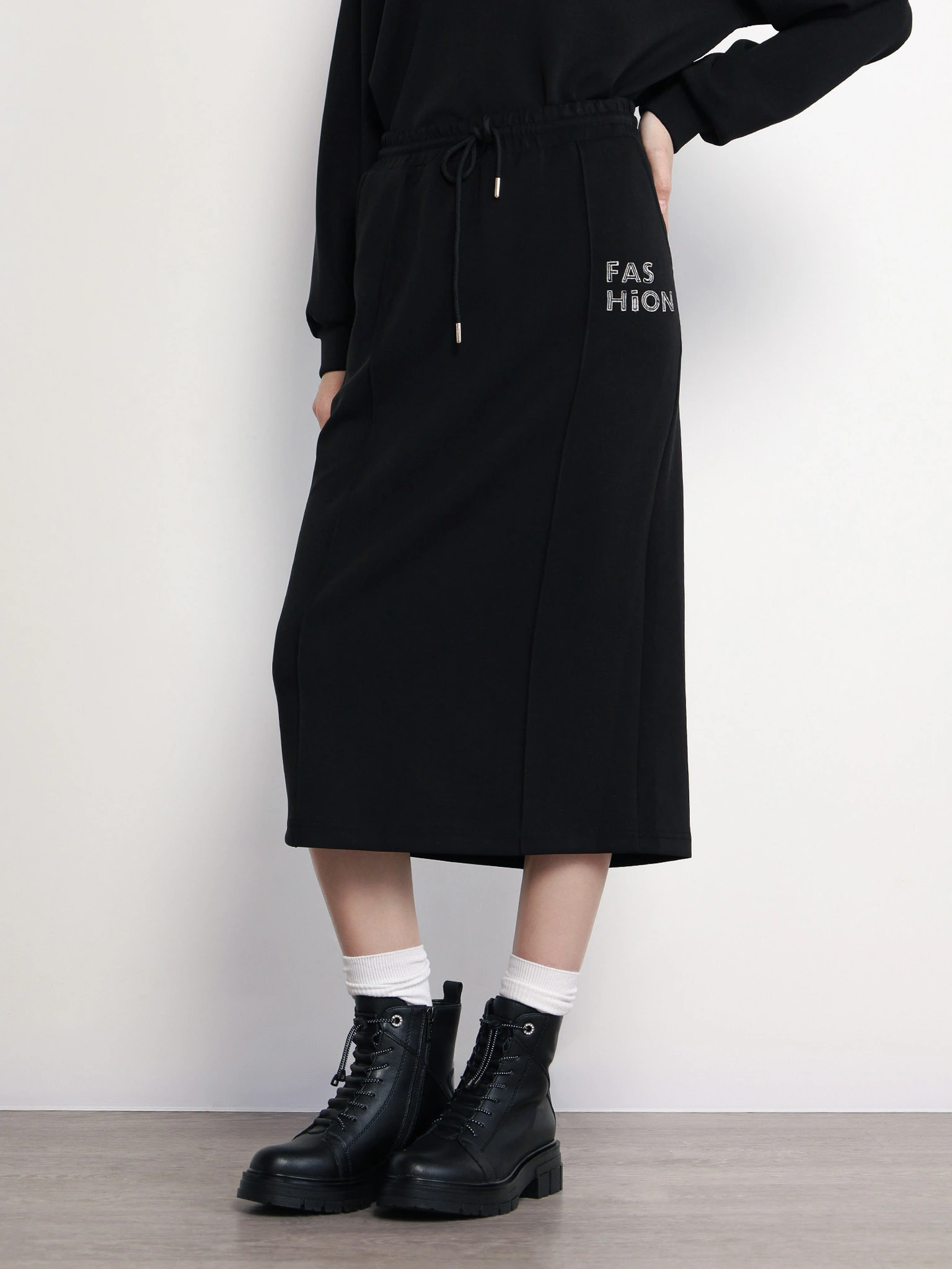 Юбка трикотажная черного цвета с эластичным поясом